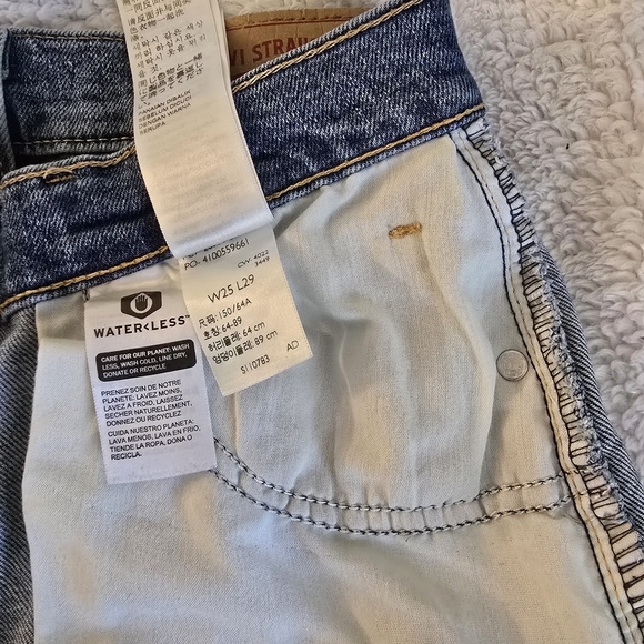 Levi's Classic Blue Jeans - Picture 9 of 13